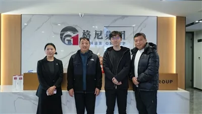 Clientes indonésios visitam a fábrica da GNEE STEEL para inspeção de aço lami...